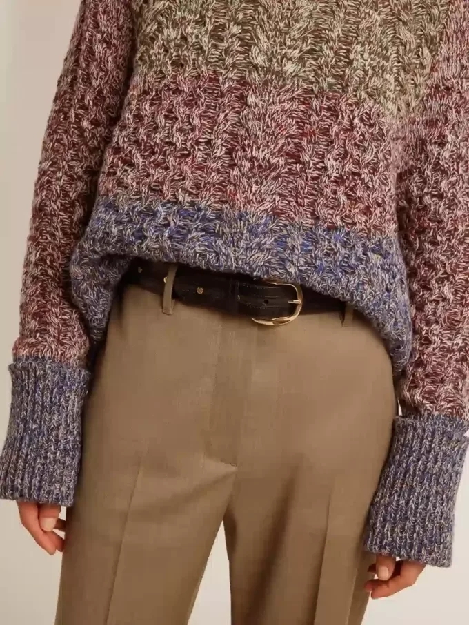 Cinturón negro para mujer en piel lavada con tachuelas doradas Cinturón negro para mujer en piel lavada con tachuelas doradas