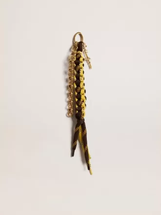 Colgante con cordones de senderismo anudados amarillos y marrones con cadena