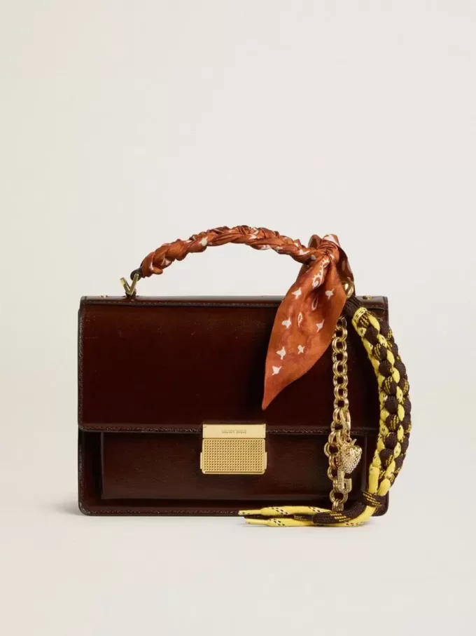 Colgante con cordones de senderismo anudados amarillos y marrones con cadena Colgante con cordones de senderismo anudados amarillos y marrones con cadena