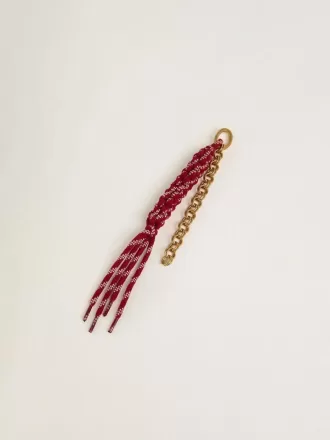 Colgante con cordones rojos anudados