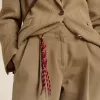 Colgante con cordones rojos anudados Colgante con cordones rojos anudados