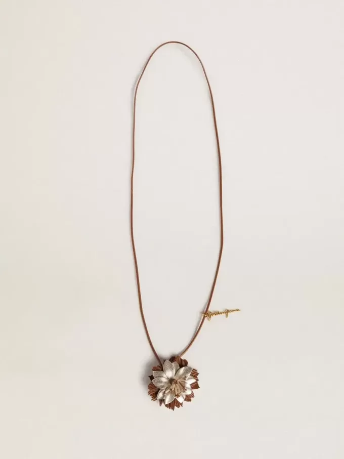 Colgante con forma de flor en piel marrón claro y champán Colgante con forma de flor en piel marrón claro y champán