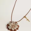 Colgante con forma de flor en piel marrón claro y champán Colgante con forma de flor en piel marrón claro y champán