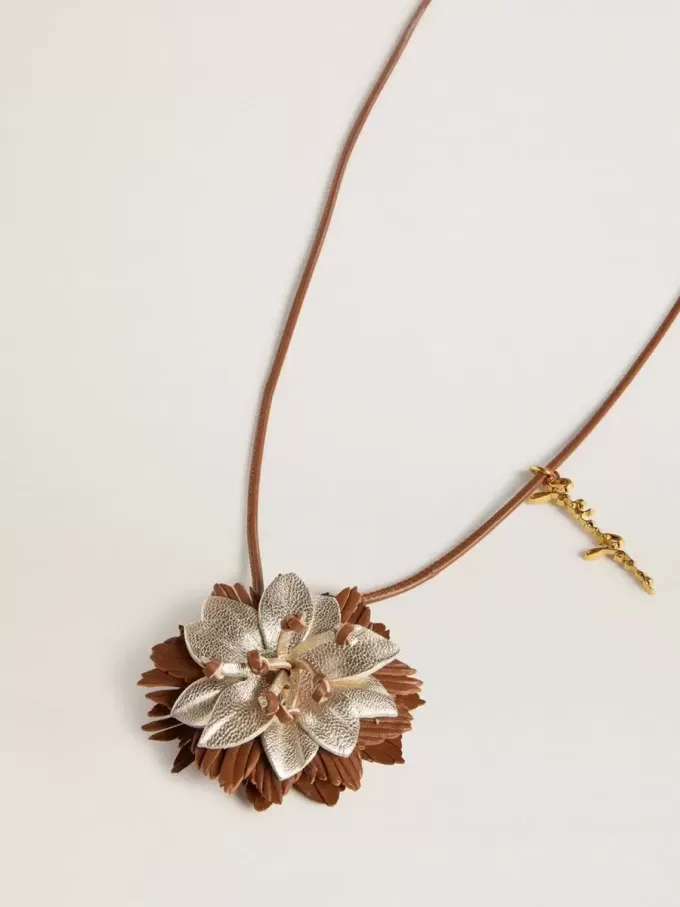 Colgante con forma de flor en piel marrón claro y champán Colgante con forma de flor en piel marrón claro y champán