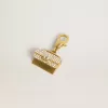 Colgante con forma de monedero en latón dorado con cristales Colgante con forma de monedero en latón dorado con cristales