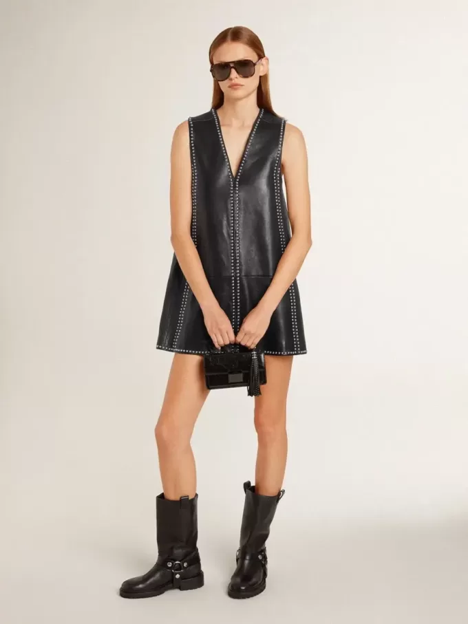 Colgante de piel napa negra con tachuelas y detalles metálicos Colgante de piel napa negra con tachuelas y detalles metálicos