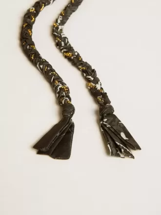 Colgante de tejido trenzado negro con cadena de latón Colgante de tejido trenzado negro con cadena de latón