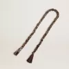 Colgante de tela trenzada burdeos con cadena de latón Colgante de tela trenzada burdeos con cadena de latón