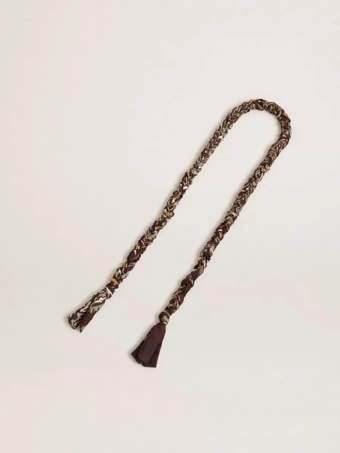 Colgante de tela trenzada burdeos con cadena de latón Colgante de tela trenzada burdeos con cadena de latón