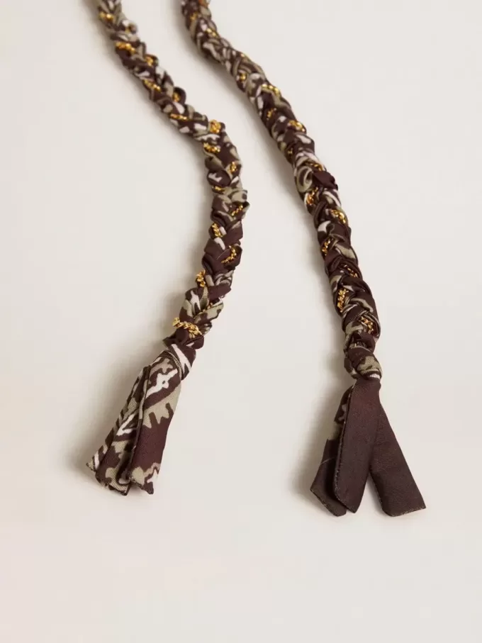 Colgante de tela trenzada burdeos con cadena de latón Colgante de tela trenzada burdeos con cadena de latón