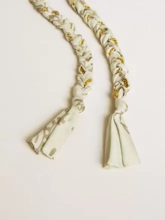 Colgante de tela trenzada color mantequilla con cadena de latón