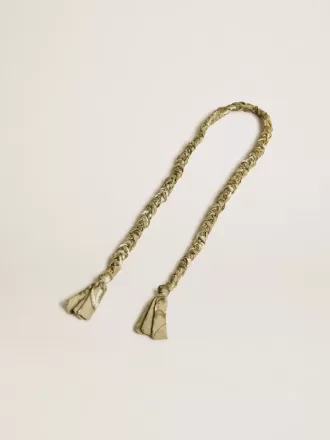 Colgante de tela trenzada gris paloma con cadena de latón