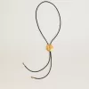 Collar bolo tie Jewelmates en cuero negro con detalles metálicos en oro antiguo Collar bolo tie Jewelmates en cuero negro con detalles metálicos en oro antiguo