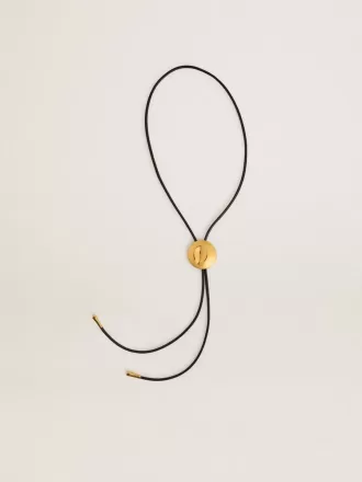 Collar bolo tie Jewelmates en cuero negro con detalles metálicos en oro antiguo