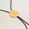 Collar bolo tie Jewelmates en cuero negro con detalles metálicos en oro antiguo Collar bolo tie Jewelmates en cuero negro con detalles metálicos en oro antiguo