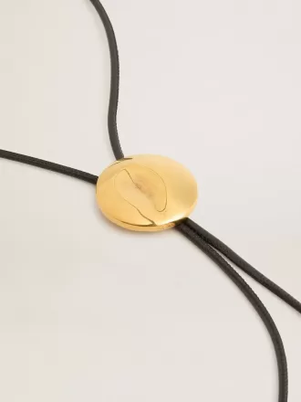 Collar bolo tie Jewelmates en cuero negro con detalles metálicos en oro antiguo