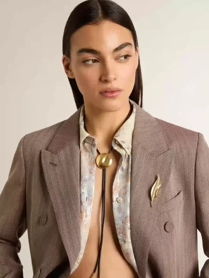 Collar bolo tie Jewelmates en cuero negro con detalles metálicos en oro antiguo Collar bolo tie Jewelmates en cuero negro con detalles metálicos en oro antiguo