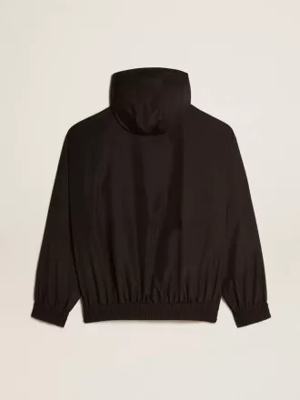 Cortavientos negro con capucha