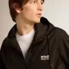 Cortavientos para hombre con logotipo y estrella blancos en contraste Cortavientos para hombre con logotipo y estrella blancos en contraste