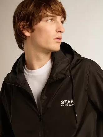 Cortavientos para hombre con logotipo y estrella blancos en contraste Cortavientos para hombre con logotipo y estrella blancos en contraste