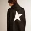Cortavientos para hombre con logotipo y estrella blancos en contraste Cortavientos para hombre con logotipo y estrella blancos en contraste