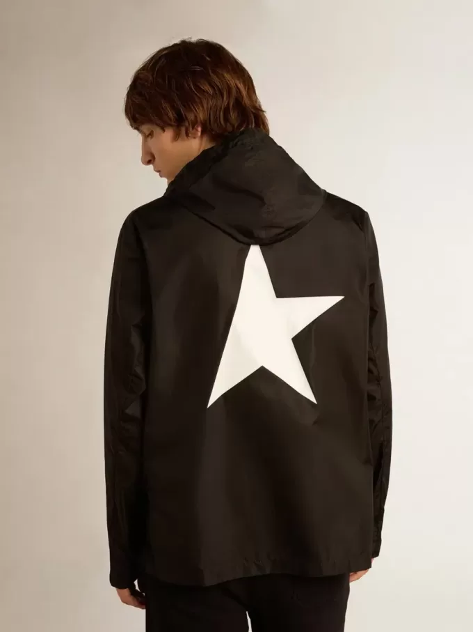 Cortavientos para hombre con logotipo y estrella blancos en contraste Cortavientos para hombre con logotipo y estrella blancos en contraste