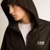 Cortavientos para hombre con logotipo y estrella blancos en contraste Cortavientos para hombre con logotipo y estrella blancos en contraste