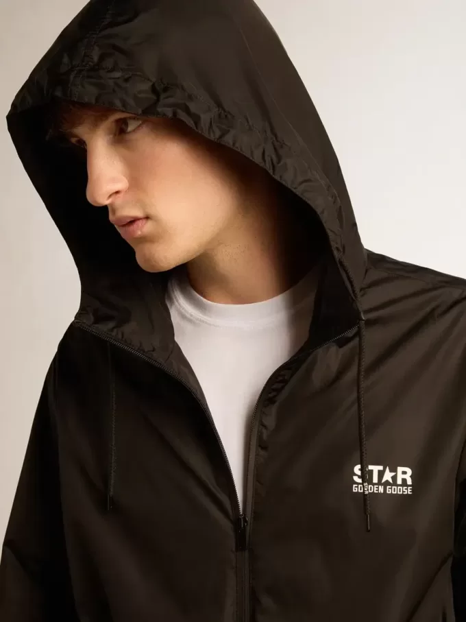 Cortavientos para hombre con logotipo y estrella blancos en contraste Cortavientos para hombre con logotipo y estrella blancos en contraste