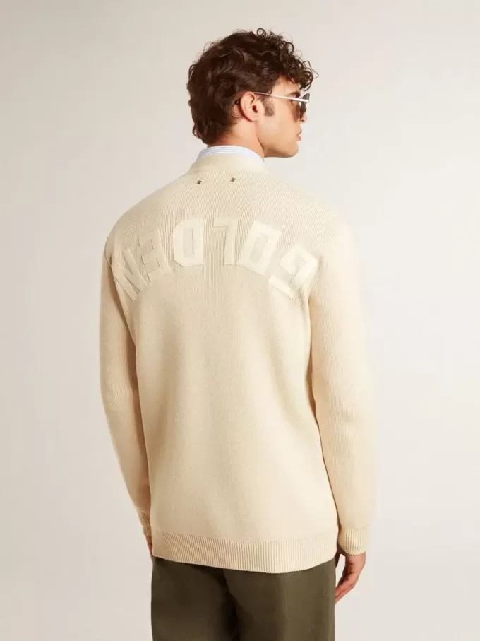 Cárdigan beige para hombre con las letras «Golden» en la espalda Cárdigan beige para hombre con las letras «Golden» en la espalda