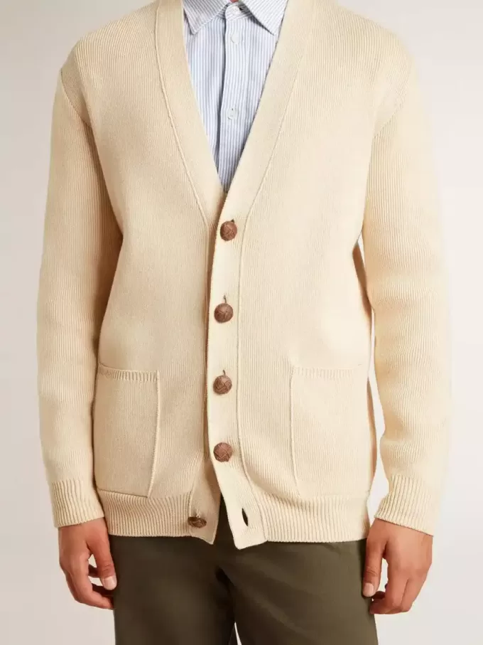Cárdigan beige para hombre con las letras «Golden» en la espalda Cárdigan beige para hombre con las letras «Golden» en la espalda