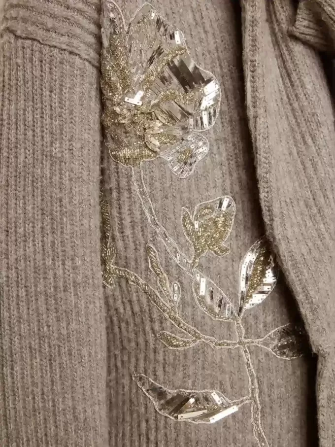 Cárdigan de mujer en lana gris jaspeada con bordado en la parte delantera Cárdigan de mujer en lana gris jaspeada con bordado en la parte delantera