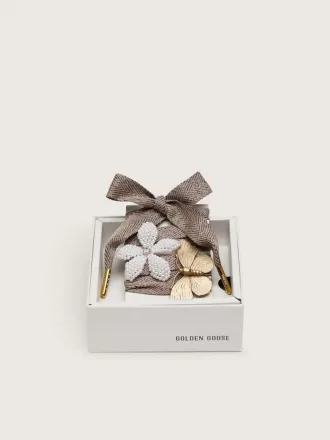 Cueros «Sparkling» marrón, negro y plateado con cordones en espiga y dos charms aplicados