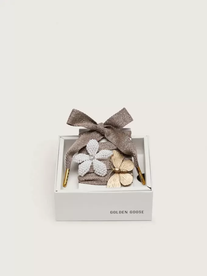 Cueros «Sparkling» marrón, negro y plateado con cordones en espiga y dos charms aplicados