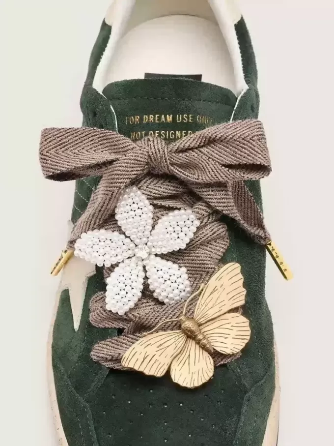 Cueros «Sparkling» marrón, negro y plateado con cordones en espiga y dos charms aplicados