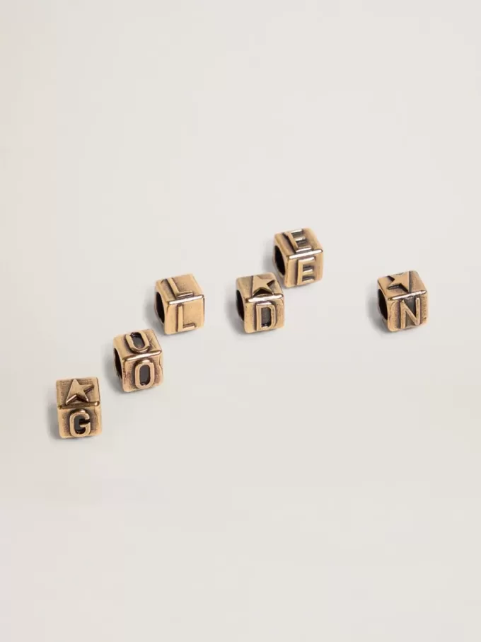 Dijes cúbicos para mujer en color oro antiguo con letras del alfabeto Dijes cúbicos para mujer en color oro antiguo con letras del alfabeto