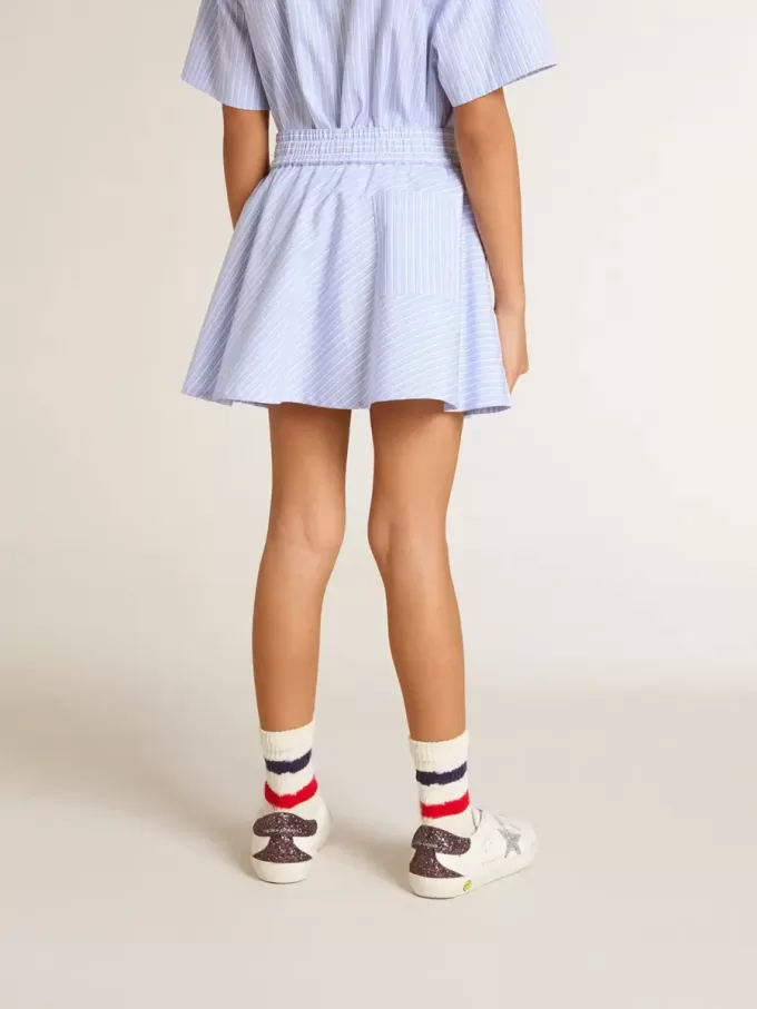 Falda de niña con rayas azul claro Falda de niña con rayas azul claro