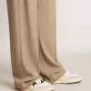 Forty2 para hombre con estrella rosa y lengüeta de cuero blanco en el talón. Forty2 para hombre con estrella rosa y lengüeta de cuero blanco en el talón.