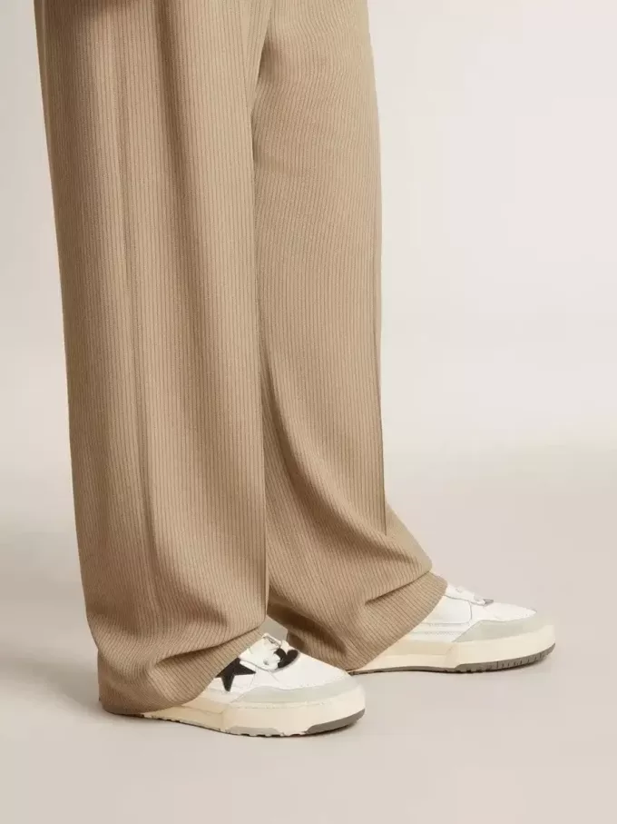 Forty2 para hombre con estrella rosa y lengüeta de cuero blanco en el talón. Forty2 para hombre con estrella rosa y lengüeta de cuero blanco en el talón.