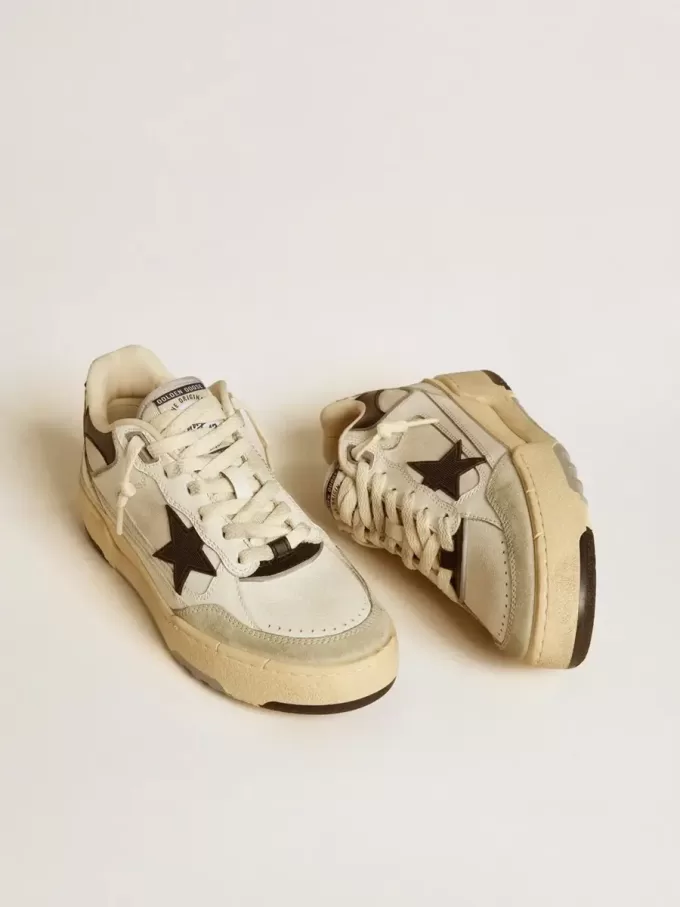 Forty2 para mujer con estrella negra y lengüeta del talón de cuero negro Forty2 para mujer con estrella negra y lengüeta del talón de cuero negro