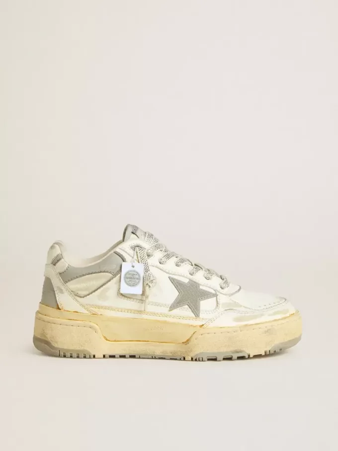 Forty2 para hombre en piel blanca con cordones con cristales Swarovski y estrella gris Forty2 para hombre en piel blanca con cordones con cristales Swarovski y estrella gris