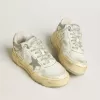 Forty2 para hombre en piel blanca con cordones con cristales Swarovski y estrella gris Forty2 para hombre en piel blanca con cordones con cristales Swarovski y estrella gris