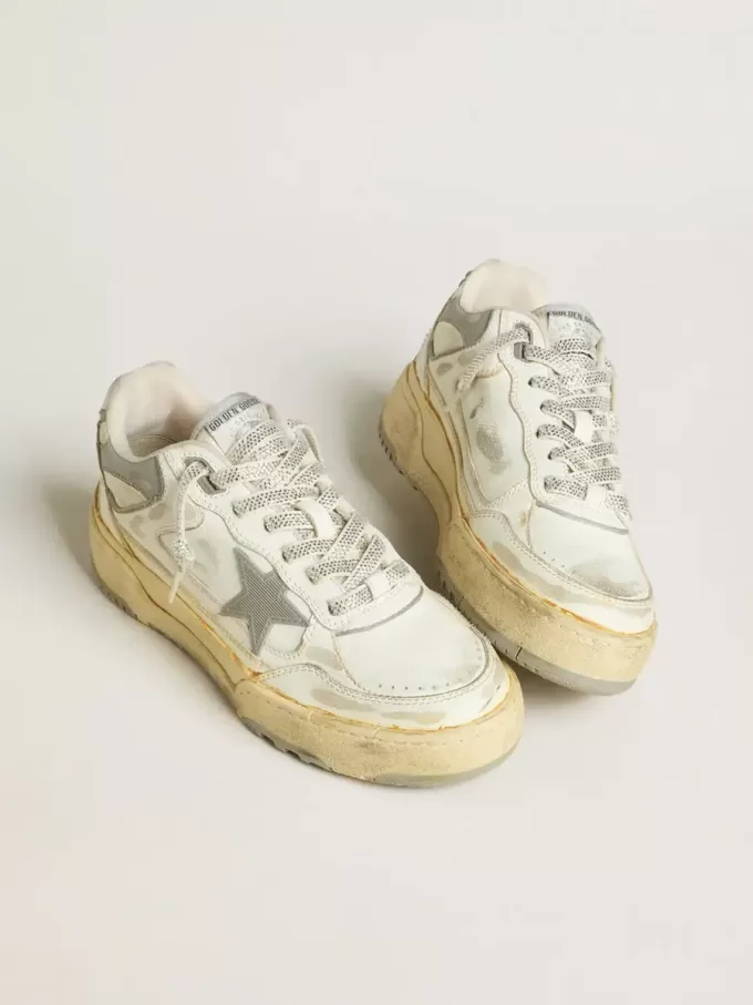 Forty2 para hombre en piel blanca con cordones con cristales Swarovski y estrella gris Forty2 para hombre en piel blanca con cordones con cristales Swarovski y estrella gris