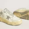 Forty2 para hombre en piel blanca con cordones con cristales Swarovski y estrella gris Forty2 para hombre en piel blanca con cordones con cristales Swarovski y estrella gris