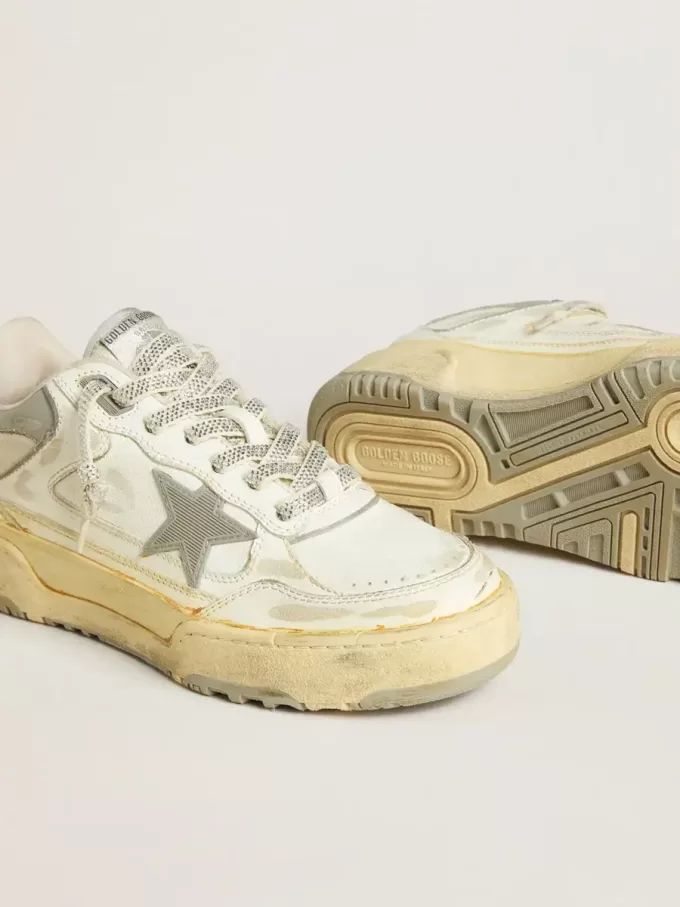 Forty2 para hombre en piel blanca con cordones con cristales Swarovski y estrella gris Forty2 para hombre en piel blanca con cordones con cristales Swarovski y estrella gris