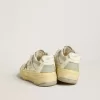 Forty2 para hombre en piel blanca con cordones con cristales Swarovski y estrella gris Forty2 para hombre en piel blanca con cordones con cristales Swarovski y estrella gris