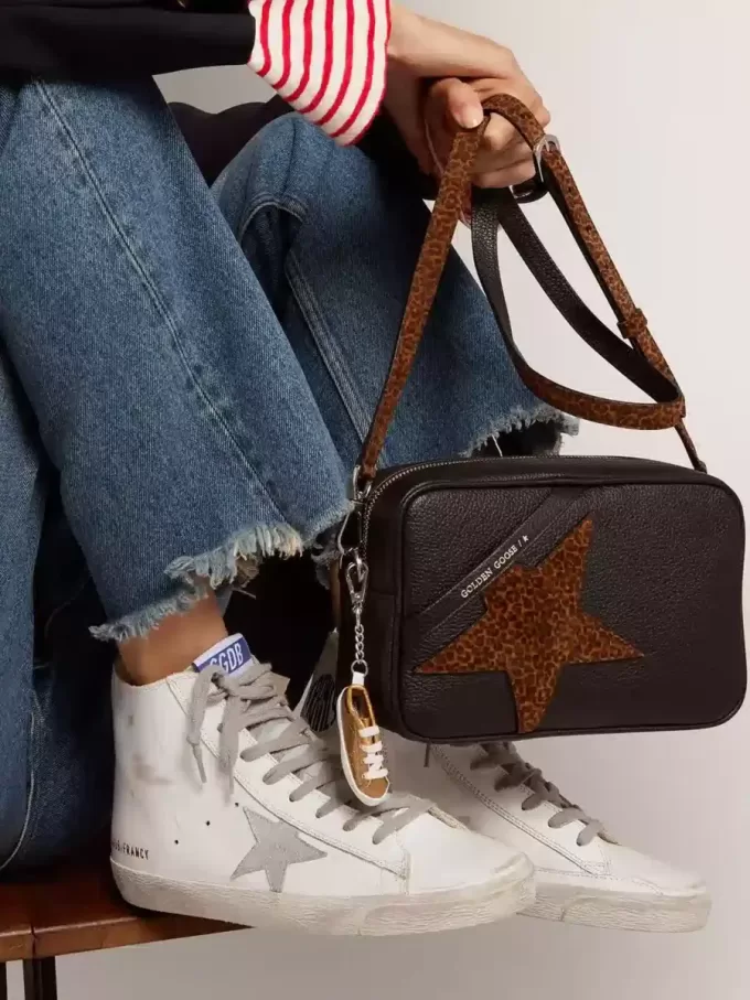 Francy de mujer en piel con estrella de ante