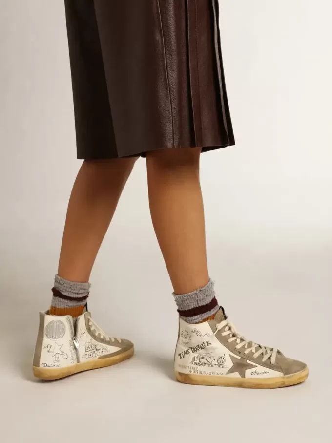 Francy para mujer con inserciones de ante gris paloma y letras por toda la superficie Francy para mujer con inserciones de ante gris paloma y letras por toda la superficie