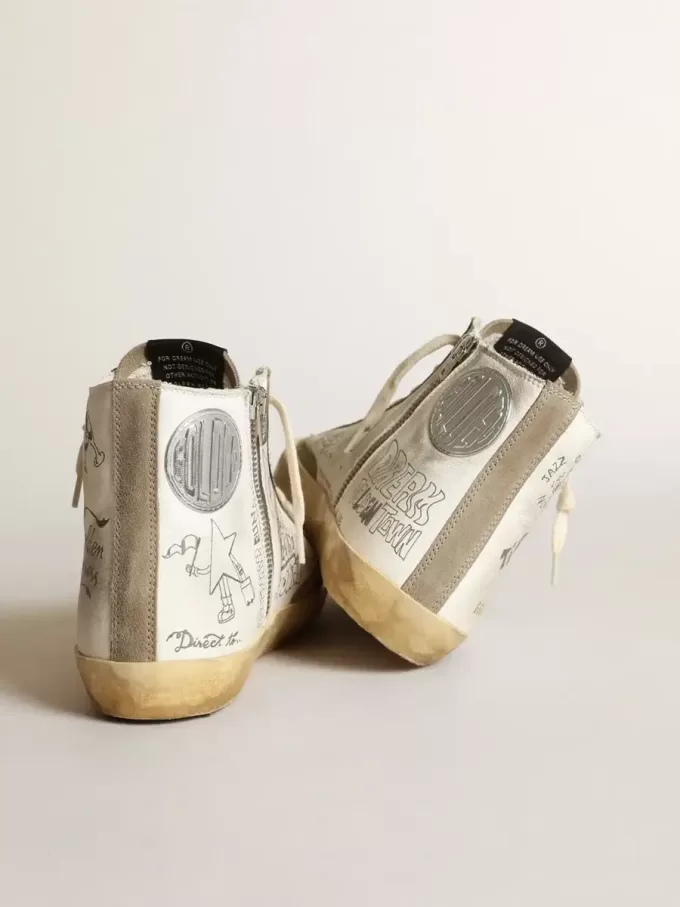Francy para mujer con inserciones de ante gris paloma y letras por toda la superficie Francy para mujer con inserciones de ante gris paloma y letras por toda la superficie