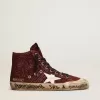 Francy Penstar en burdeos brillante con estrella de cuero blanco