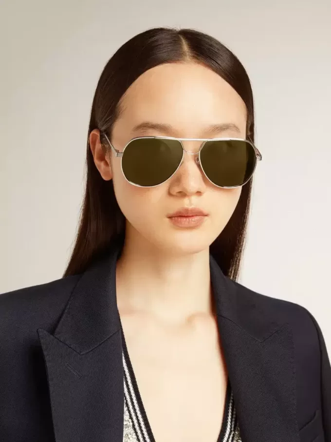 Gafas de sol aviador con montura plateada y lentes verdes Gafas de sol aviador con montura plateada y lentes verdes